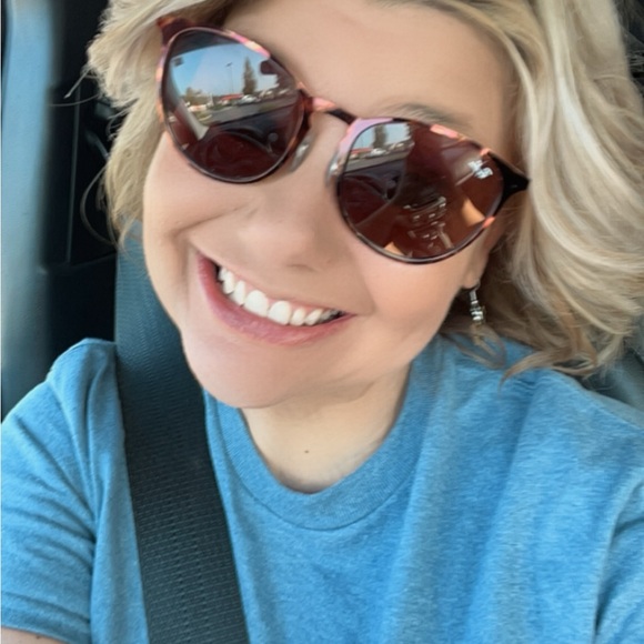 Meet your Posher, Tera - Picture 3 of 6